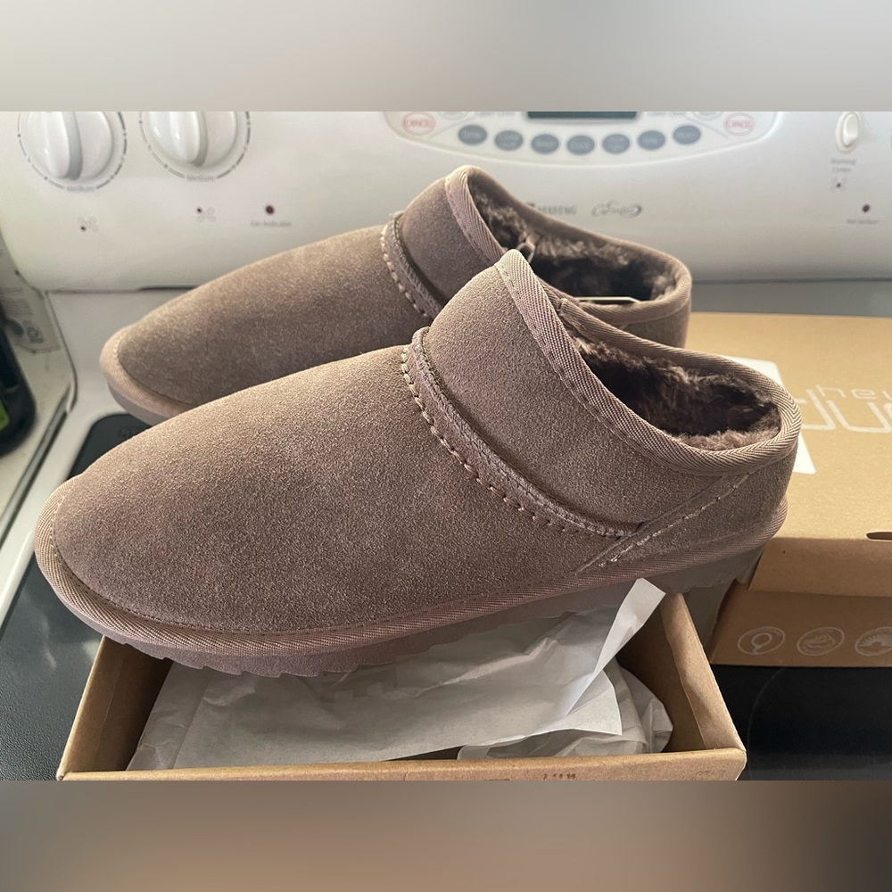 Comfortable Brown Women's Slippers - Picture 3 of 4